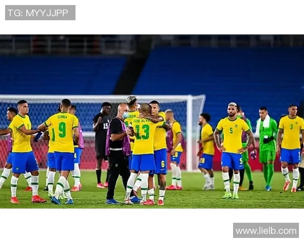 足球明星意外撞击队友瞬间引发热议视频曝光引发球迷广泛讨论