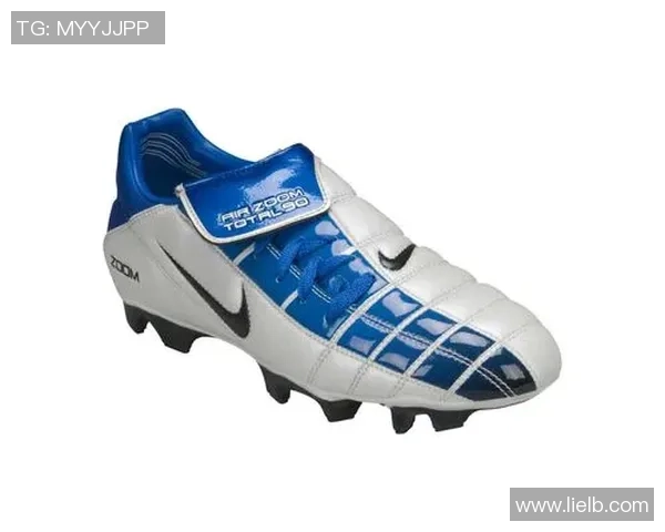 足球明星偶遇心仪鞋款瞬间展现时尚品味与运动激情